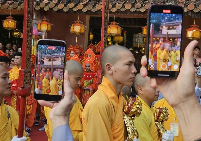 Nhiều người dùng điện thoại tranh thủ ghi lại những khoảnh khắc lúc đoàn rước ngang qua