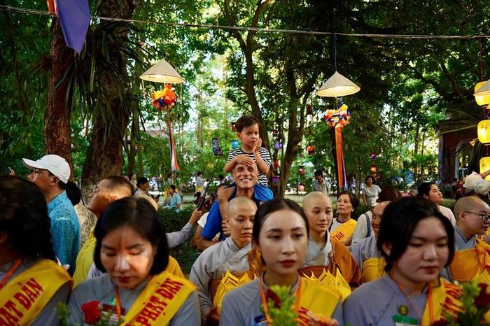  Bên cạnh tăng ni, Phật tử còn có đông đảo du khách đến tham dự lễ rước