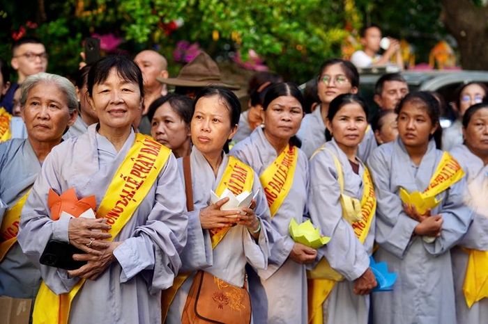  Hai bên đoàn rước đi qua, rất đông Phật tử chào đón