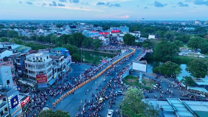  Đoàn rước ngang qua cầu Gia Hội. Không khí Phật đản không chỉ trang nghiêm mà còn tại nên sự kiện văn hóa vô cùng độc đáo