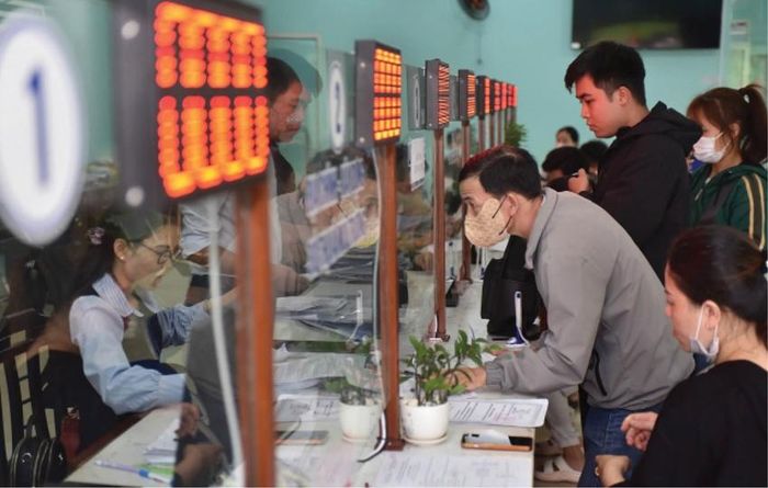 Giải quyết thủ tục hành chính cho người dân. Ảnh: Đức Quang