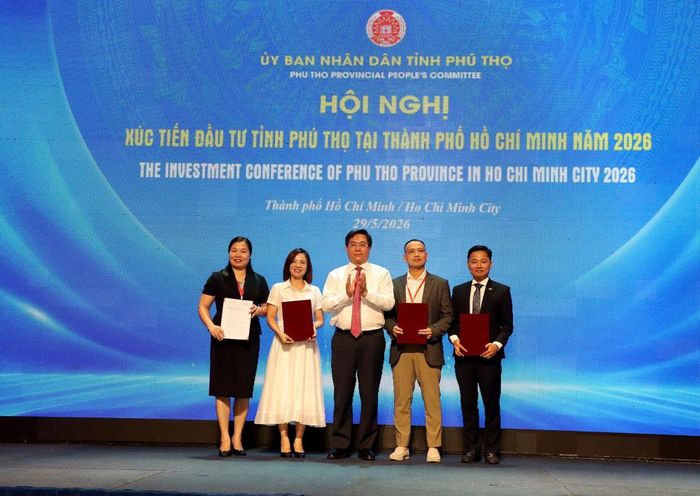 Chủ tịch UBND tỉnh Trần Duy Đông trao Giấy chứng nhận đầu tư cho các nhà đầu tư