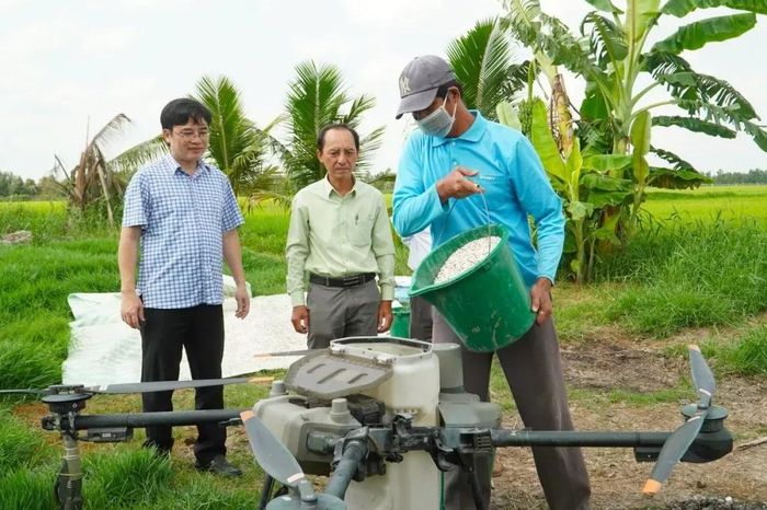 Người nông dân ngày nay đang từng bước làm chủ khoa học công nghệ, đẩy mạnh chuyển đổi số trong sản xuất nông nghiệp, góp phần nâng cao giá trị nông sản Việt Nam và khẳng định vai trò chủ thể trong phát triển nông nghiệp hiện đại. Ảnh: Kim Anh