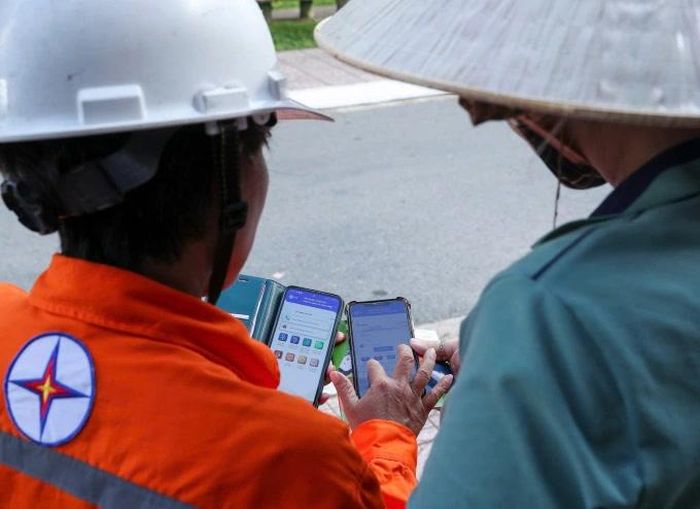 Nhân viên Tổng công ty hướng dẫn khách hàng cài đặt app CSKH để theo dõi trực tuyến