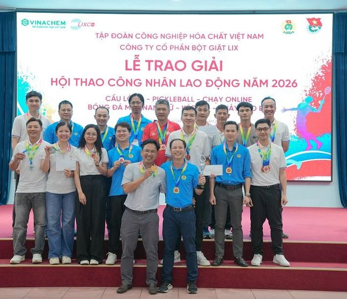 Ban Tổ chức trao giải cho các tập thể, cá nhân đạt thành tích xuất sắc tại Hội thao Công nhân lao động năm 2026