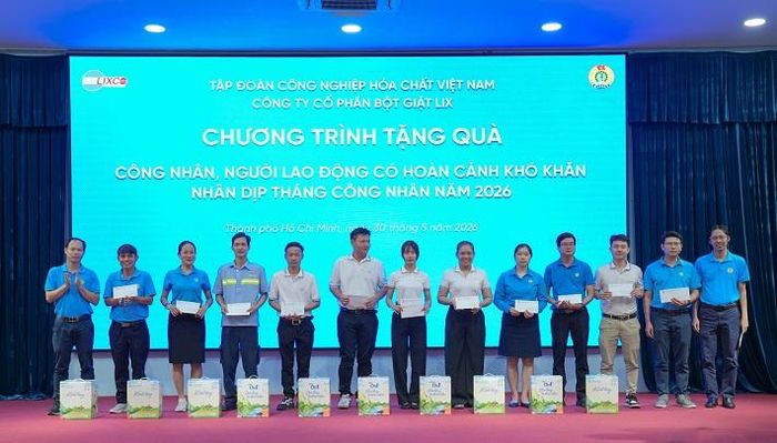 Công đoàn Công ty trao quà động viên các gia đình công nhân có hoàn cảnh khó khăn trong Tháng Công nhân năm 2026