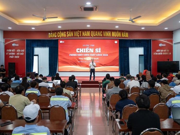 Ông Lê Đình Vỹ, Phó Tổng Giám đốc, Chủ tịch Công đoàn Công ty, phát biểu tại Cuộc thi lý thuyết “Chiến sĩ PCCC năm 2026