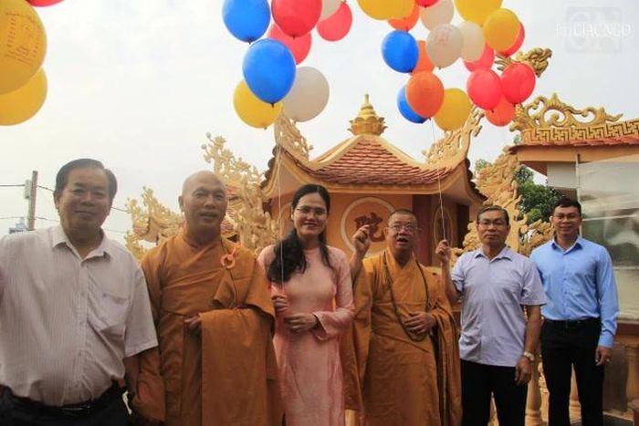 Chư tôn đức và lãnh đạo địa phương thả bóng bay cầu nguyện quốc thái dân an