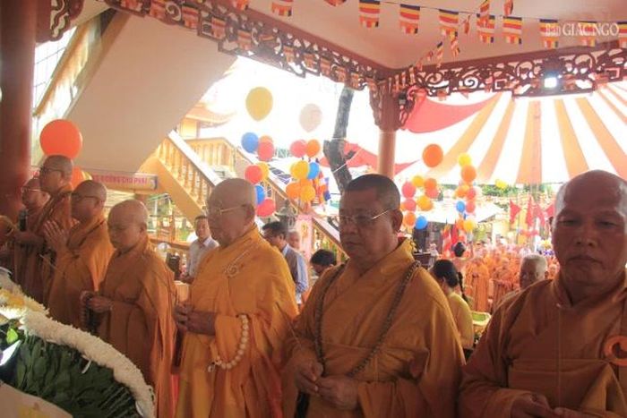 Chư tôn đức cử hành nghi thức Phật đản truyền thống