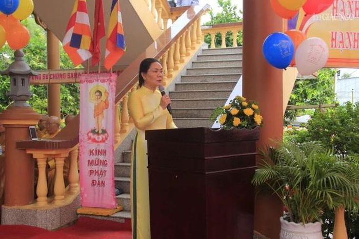 Bà Phan Thị Phương Loan, đại diện chính quyền sở tại phát biểu