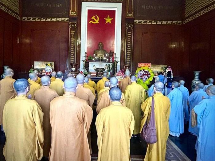 Tại Đền tưởng niệm Ngã Ba Giồng, đoàn dâng hương, đặt vòng hoa tưởng niệm - Ảnh: Quảng Thiện