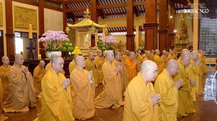 Chư Tăng lắng nghe lời giáo giới của Đức Pháp chủ
