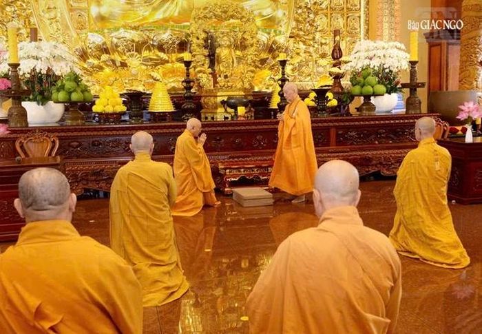 Nhị vị giáo phẩm đối thú tác pháp an cư