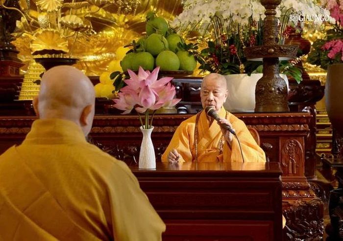 Đức Pháp chủ giáo giới và sách tấn chư Tăng trong Lễ tác pháp An cư