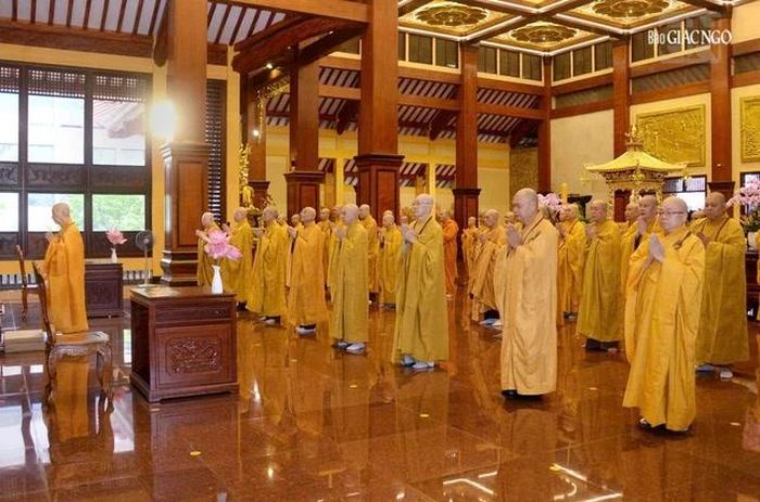 Chư Tăng thành kính đảnh lễ Phật hiệu Bổn Sư Thích Ca Mâu Ni