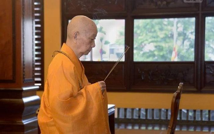 Đức Đệ tứ Pháp chủ GHPGVN niêm hương bạch Phật tại chánh điện Việt Nam Quốc Tự
