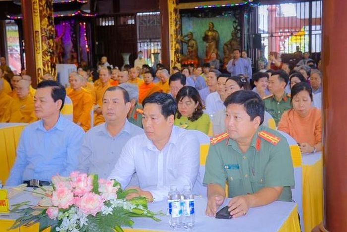 Chính quyền tham dự