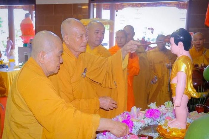 Chư tôn đức thực hiện nghi thức Mộc dục