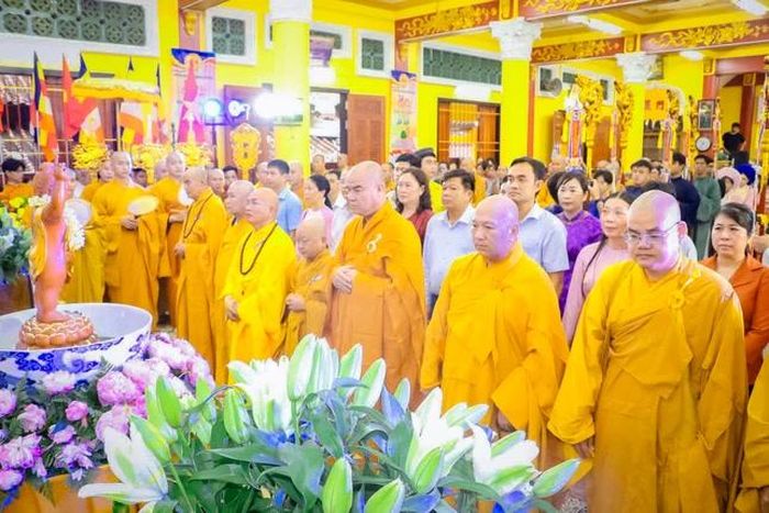 Chư tôn đức và chính quyền tham dự dành phút nhập từ bi quán