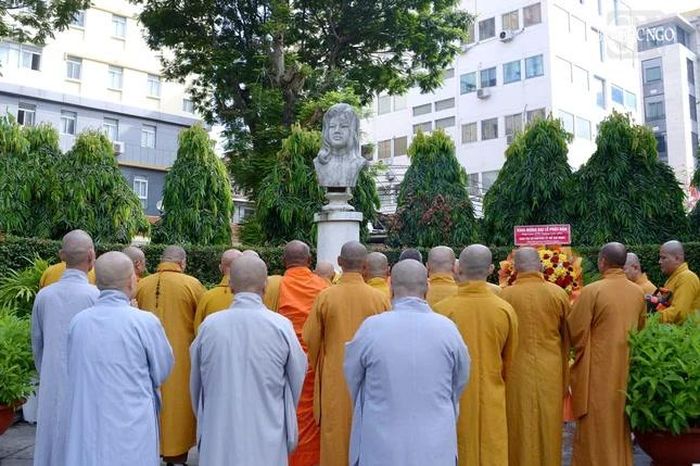 Chư tôn đức Ban Thường trực đặt vòng hoa tại Tượng đài Liệt nữ Quách Thị Trang