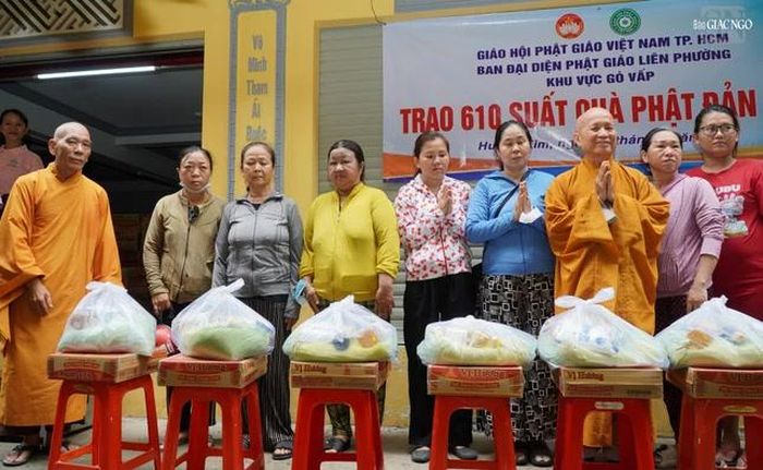 Nhân Đại lễ Phật đản Phật lịch 2570, chư tôn đức đã trao tặng 600 phần quà đến người dân phường Hạnh Thông, Gò Vấp, Thông Tây Hội, An Nhơn, An Hội Tây và An Hội Đông