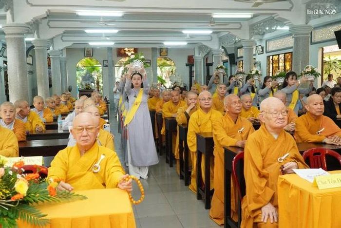Gia đình Phật tử Kỳ Quang dâng hoa cúng dường