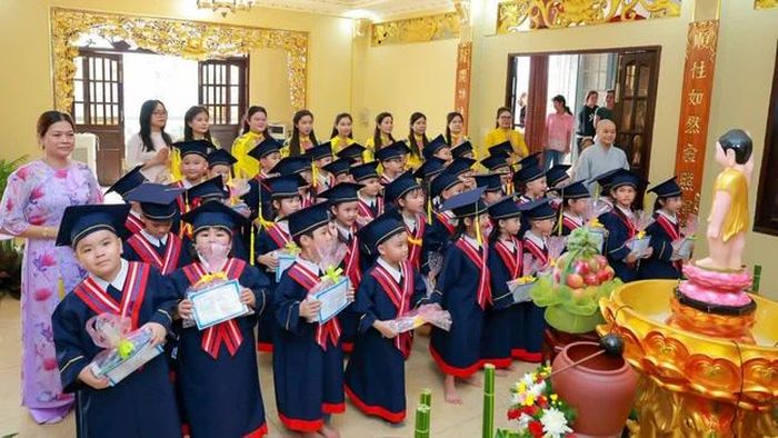 Các em học sinh Trường Mầm non Kiều Đàm được hướng dẫn lễ Phật nhân mùa Phật đản