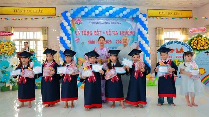 Khen thưởng các em đạt danh hiệu "Bé khỏe - Bé ngoan" xuất sắc