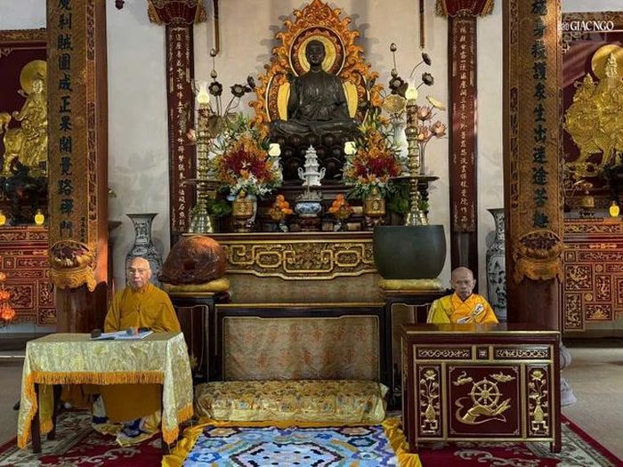 Trưởng lão Hòa thượng Tâm Tấn Chơn Tế làm Hòa thượng Y chỉ Luật sư; Trưởng lão Hòa thượng Thích Quang Nhuận, đại lao Hòa thượng Y chỉ Luật sư thừa hành pháp sự, tác pháp yết-ma thọ an cư