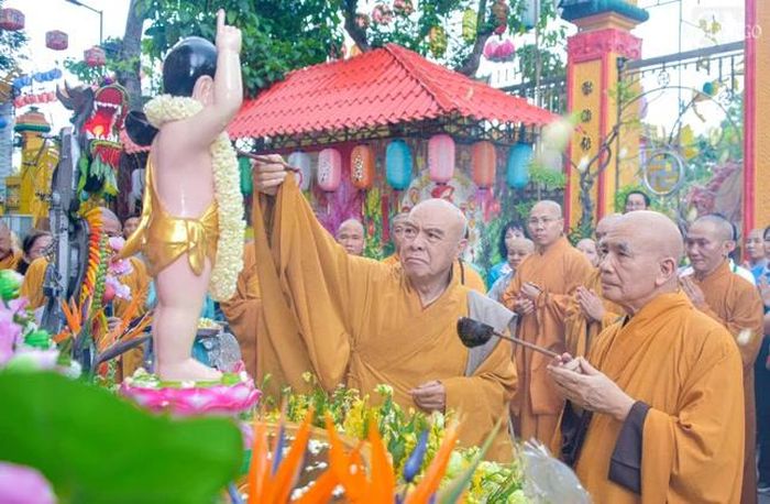 Thực hiện nghi thức Tắm Phật