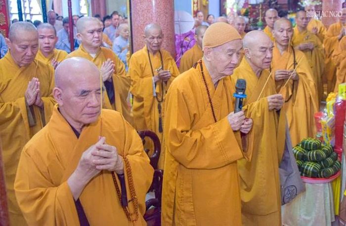 Trưởng lão Hòa thượng Thích Thanh Hùng cùng chư tôn đức niêm hương cúng dường
