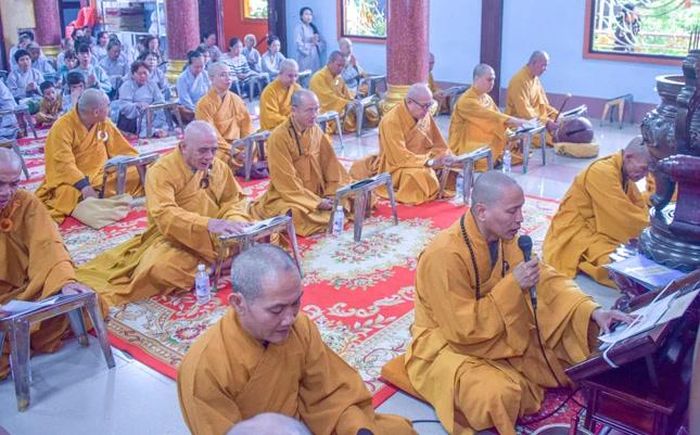 Chư Tăng tụng sám Khánh đản