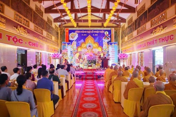 Trang nghiêm buổi lễ tại chùa Quảng Đức
