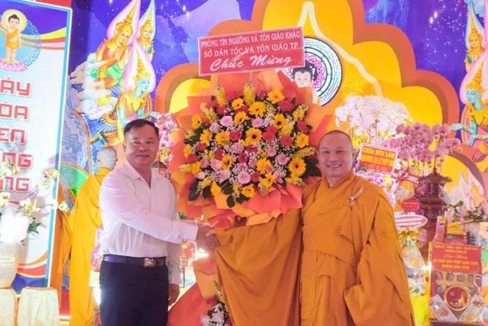 Lẵng hoa chúc mừng của Phòng Tín ngưỡng và Tôn giáo khác - Sở Dân tộc và Tôn giáo TP.HCM