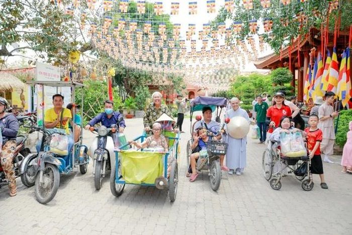 Trao quà đến các hoàn cảnh khó khăn