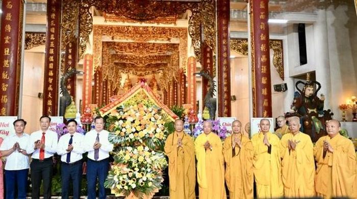 Lãnh đạo chính quyền tỉnh Ninh Bình tặng hoa chúc mừng nhân Đại lễ Phật đản