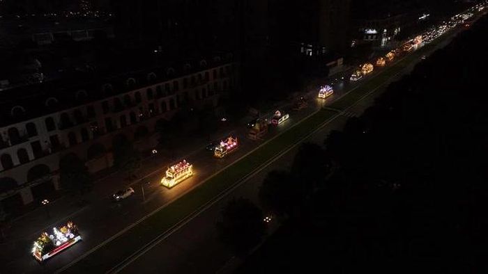 Sau hơn 3 giờ, đoàn xe diễu hành đã trở về Trung tâm Văn hóa Phật giáo Thủ đô, khép lại một đêm diễu hành xe hoa kính mừng Đại lễ Phật đản Phật lịch 2570 của Ban Trị sự GHPGVN TP.Hà Nội thành tựu viên mãn