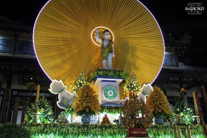 Kim thân Đức Phật sơ sanh được tôn trí tại lễ đài tổ đình Từ Đàm