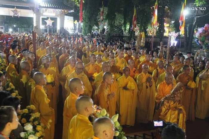 Chư tôn đức Tăng Ni, Phật tử đảnh lễ kim thân Đức Phật sơ sanh được tôn trí tại lễ đài tổ đình Từ Đàm