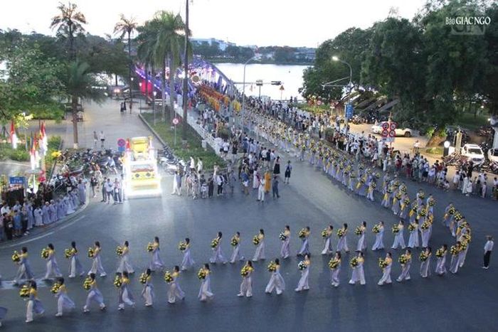 Phật tử đứng hai bên đường cung đón đoàn rước Phật đi qua