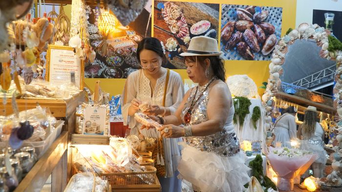 Du khách thích thú với những sản phẩm đặc trưng của địa phương.