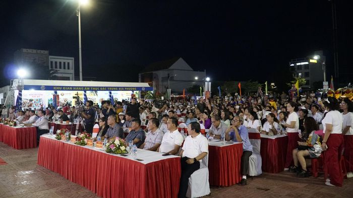Đông đảo người dân và du khách tham dự sự kiện.