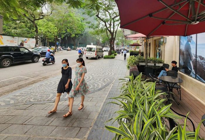 Đoạn vỉa hè nằm sát tòa nhà ở 30A Lý Thường Kiệt được phường Hoàn Kiếm cho thuê làm điểm bán cà phê.