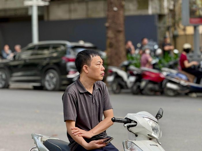 Nỗi lo lắng hiện rõ trên gương mặt người cha khi đứng chờ bên ngoài điểm thi, ánh mắt liên tục hướng về phía phòng thi nơi con đang làm bài.