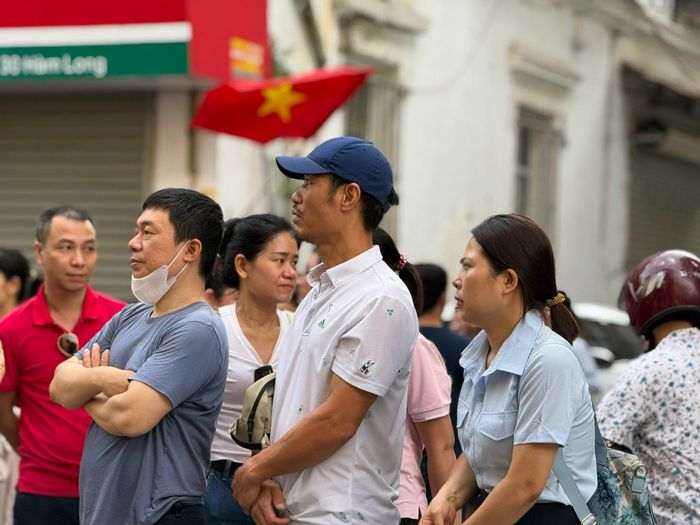 Tại điểm thi Trường THCS Ngô Sĩ Liên (phường Cửa Nam), nhiều phụ huynh không giấu được sự lo lắng khi con bước vào môn thi đầu tiên.