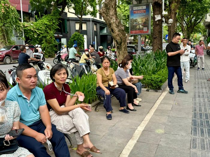 Dưới cái nắng đầu hè, nhiều phụ huynh vẫn kiên nhẫn ngồi chờ bên ngoài cổng trường, ánh mắt không ngừng hướng về phía khu vực phòng thi, lặng lẽ dõi theo và mong con hoàn thành bài làm một cách thuận lợi.