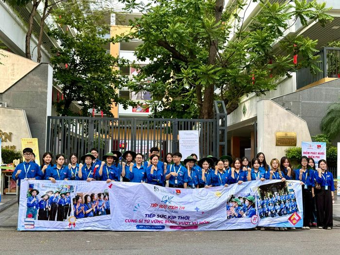 Đội tình nguyện viên tiếp thêm động lực, cổ vũ tinh thần các thí sinh tự tin bước vào môn thi đầu tiên của kỳ tuyển sinh lớp 10 tại Hà Nội.