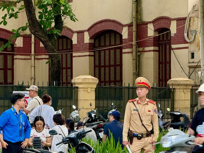 Đội Cảnh sát Giao thông đường bộ số 1, Công an TP Hà Nội có mặt từ sớm để phân luồng, điều tiết phương tiện tại khu vực điểm thi, góp phần bảo đảm giao thông thông suốt và tạo điều kiện thuận lợi cho thí sinh đến điểm thi đúng giờ.