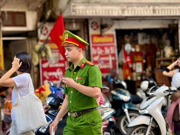 Công an TP Hà Nội triển khai lực lượng tại các nút giao gần điểm thi, hỗ trợ phân luồng, tránh ùn tắc trong giờ cao điểm.