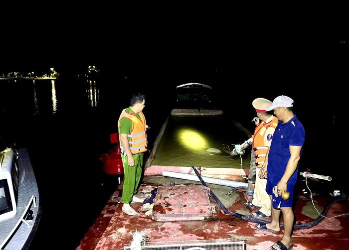 Lực lượng chức năng phát hiện và bắt giữ tàu vận chuyển cát trái phép trong đêm. (ảnh: Công an Hà Tĩnh).